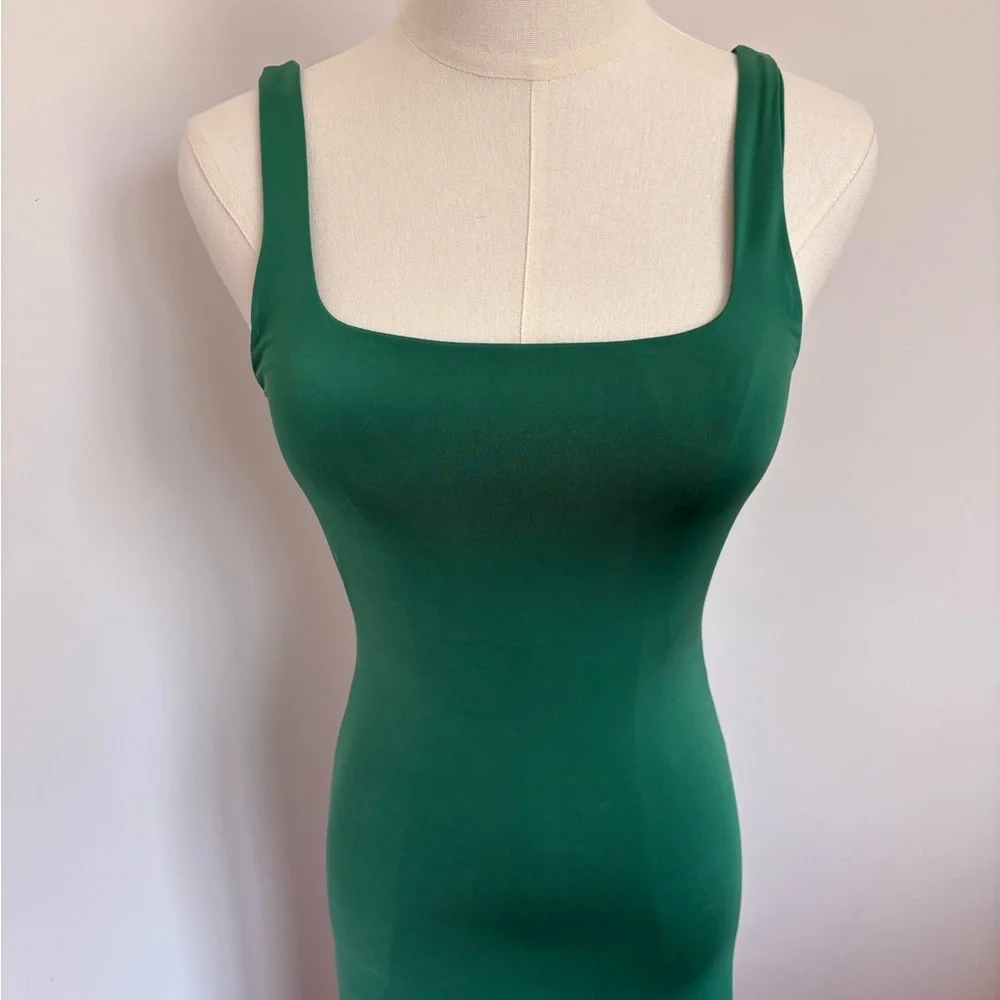 Chic Green Midi Dress with Flowy Skirt and Sleeveless Design - Picture 4 of 5